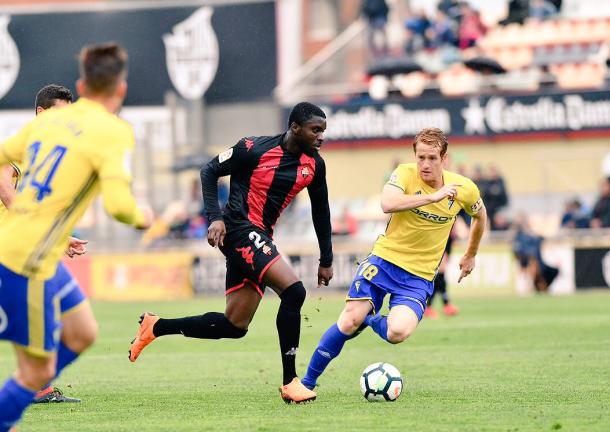 Karim Yoda conduciendo un balón ante Álex Fernández | Foto: CF Reus