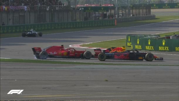 Choque de Verstappen con Vettel en China | Foto: @f1