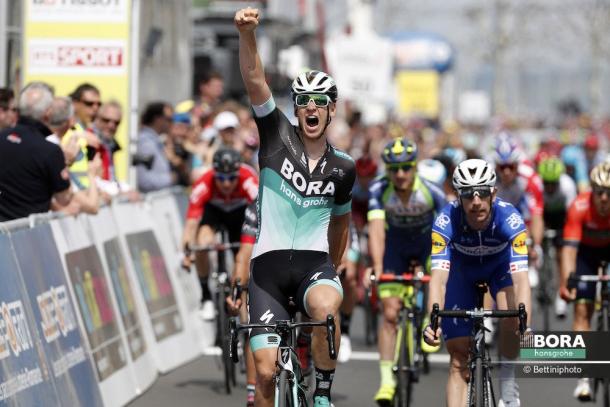 Pascal Ackermann celebrando la victoria en la 5ª etapa del Tour de Romandia 2018. Foto: @BORAhansgrohe