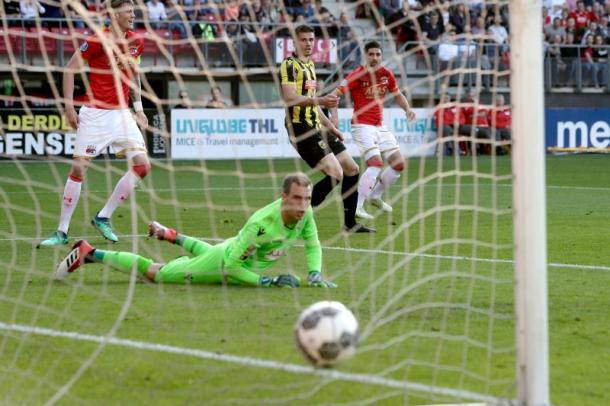 Jahanbakhsh anotando su segundo gol. | Fuente: AZ Alkmaar