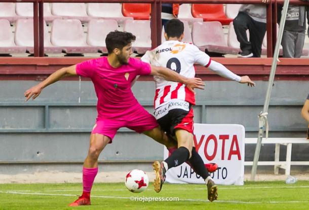 La jugada del penalti (riojapress /UD Logroñés)