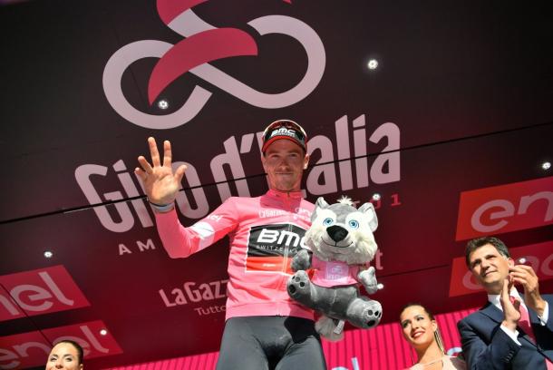 Rohan Dennis con la maglia rosa trás la cuarta etapa del Giro 2018. Foto: @giroditalia