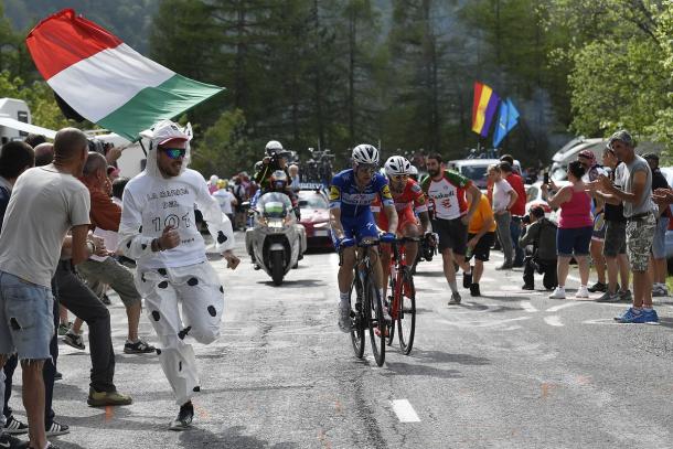 Maximiliam Schachmann y Mattia Cattaneo en el ascenso a Prato Nevoso en el Giro 2018. Foto:@giroditalia