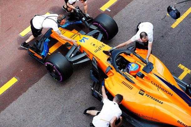 Alonso con problemas en los Libres 1, pero si rodó en los segundos entrenos | Foto: @McLaren