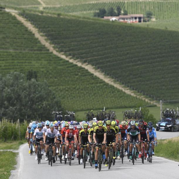 El pelotón rodando por tierras italianas en la 18ª etapa del Giro 2018. Foto: @giroditalia