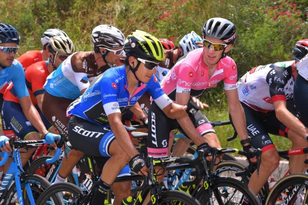 Chaves y Yates dialogando durante la etapa con los maillots de montaña y lider respectivamente. Foto: @MicheltonSCOTT