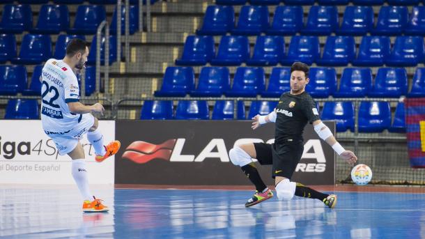 Thiago Cabeça remata en solitario ante Juanjo | Foto: @FCBFutbolSala