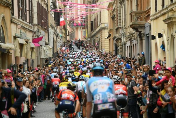 Paso de la carrera por Osimo (fuente Giro d' Italia)