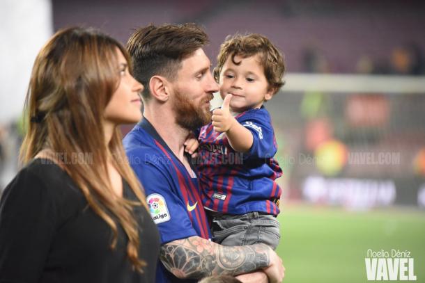 Antonella y Leo Messi junto a su hijo Mateo. | Foto: Noelia Déniz VAVEL