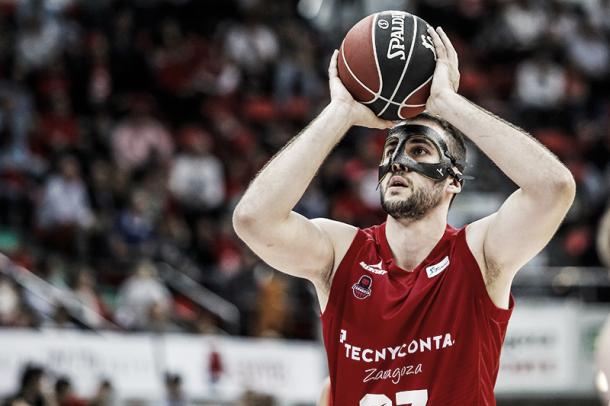 De Jong lanza un tiro libre/ Foto: Basket Zaragoza