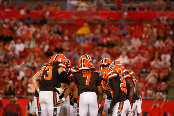 Quarterback DeShone Kizer #7 of the Cleveland Browns huddles the offense. |Aug. 25, 2017 - Source: Brian Blanco/Getty Images North America|