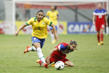 Debinha - Tobin Heath | Photo: (Dec. 13, 2014 - Source: Celso Junior/Getty Images South America) 