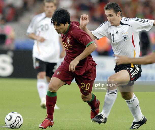 Deco y Klose disputando un balón en el tercer y cuarto puesto. Foto: Getty Images.