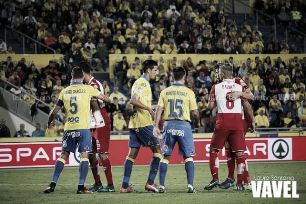Jugadores de Las Palmas defendiendo un córner. Imagen: Laura Santana (VAVEL)