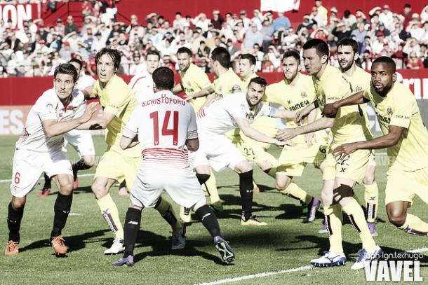El Villarreal defiende un córner en un partido ante el Sevilla de esta temporada. Imagen: Juan Ignacio Lechuga (VAVEL)