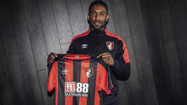 Jermain Defoe posando con la camiseta de su nuevo club. Fuente: Premier League