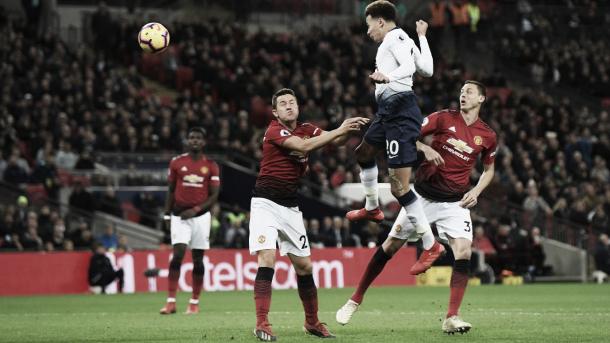 Dele Alli cabeceó pero no pudo vencer a De Gea. Foto: Premier League.