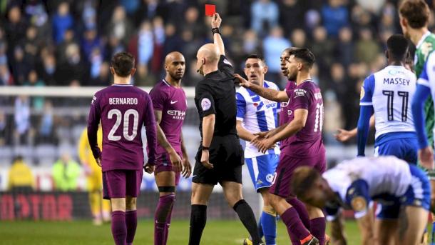 Delph vio la roja directa en la primera parte por una dura entrada | FOTO: Manchester City