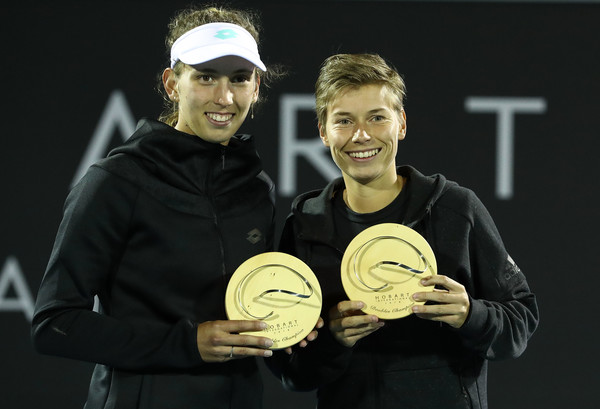 Mertens and Schuurs posing alongside their winners trophy in Hobart | Photo: Robert Cianflone/Getty Images AsiaPac