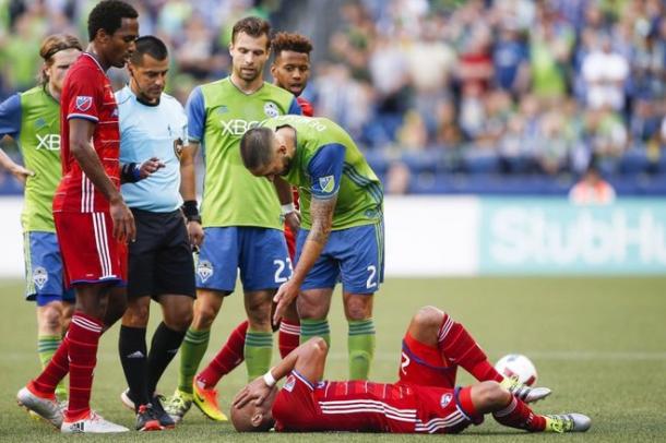 Clint Dempsey stands over Juan Esteban Ortiz after making contact to his face | Joe Nicholson - USA TODAY Sports