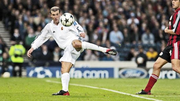Zinedine Zidane realizando la volea que dio al Madrid la victoria en Hampden Park | Fuente: UEFA