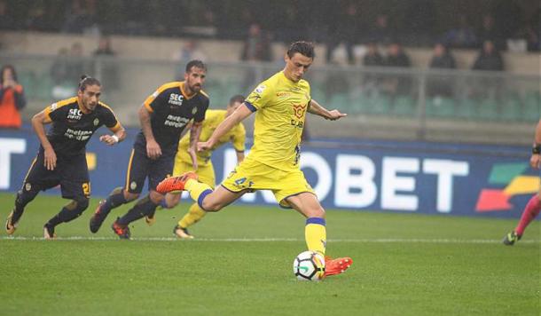Inglese transformando el penalti / Foto: Chievo Verona