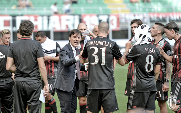 Montella charla con sus jugadores tras los primeros malos resultados | Foto: Milan