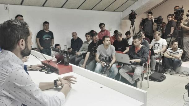 La última rueda de prensa de Machín como técnico del Girona en una sala de prensa llena. | Foto: Girona FC