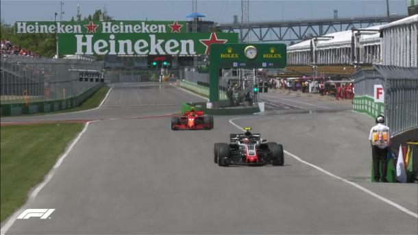 Magnussen y Räikkönen saliendo de boxes | Fuente: Twitter @F1.