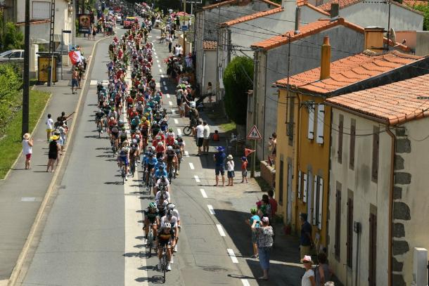 Pelotón estirado, pero relejado (Tour de France)