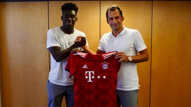 Davies and Salihamidzic after the Canadian had signed his contract | Source: fcbayern.com