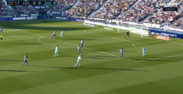 Momento de la diagonal de Alcácer del primer gol, tónica de la primera mitad | Foto: Guille de Marcos, LaLiga TV