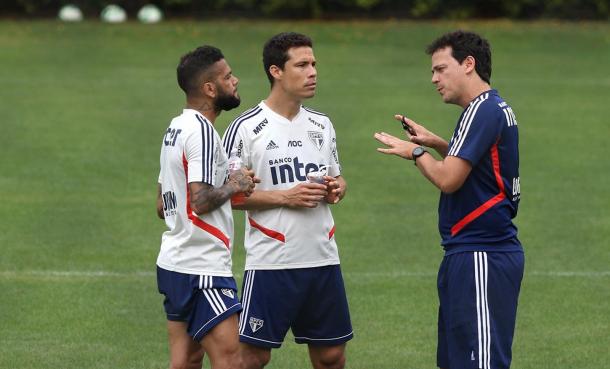 Diniz conversa com Hernanes e Dani Alves, pilares do elenco são-paulino (Foto: Rubens Chiri/São Paulo FC)