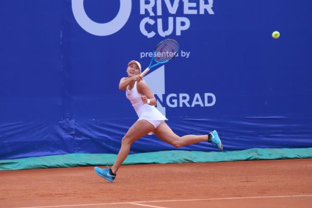 Anastasia Potapova reaches out for a shot | Photo: Moscow River Cup