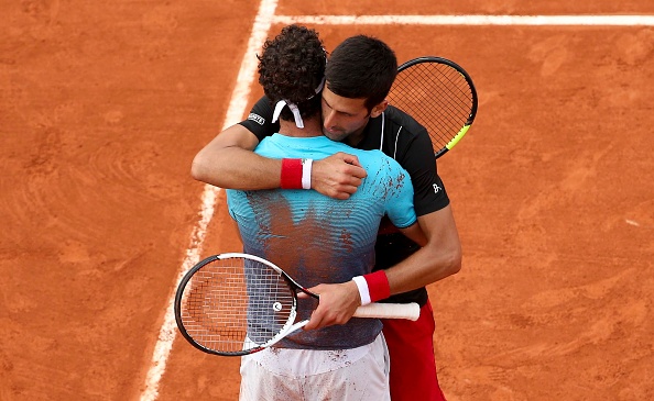 Cecchinato foi muito cumprimentado por Djokovic após a partida de quartas de final (Foto: Jean Catuffe/Getty Images)