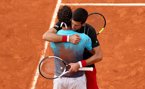 Cecchinato foi parabenizado por Djokovic após a partida (Foto: Jean Catuffe/Getty Images)