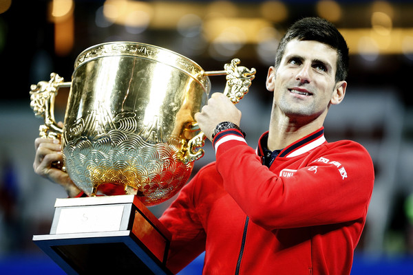 Djokovic hoists his 2015 China Open trophy. Photo: Lintao Zhang