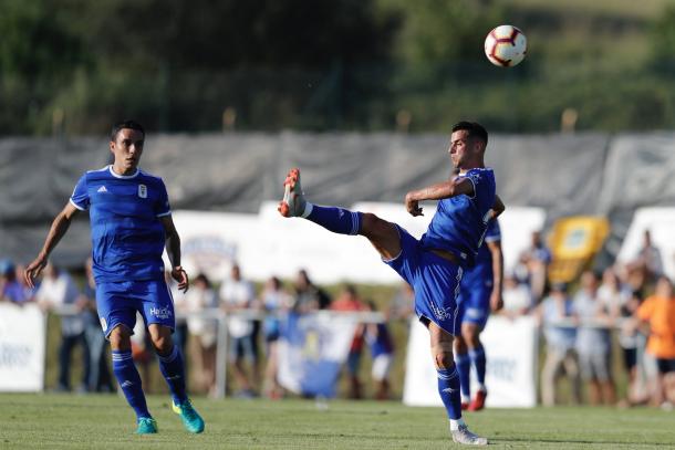Tejera despeja un balón ante la mirada de Folch | Imagen: Real Oviedo