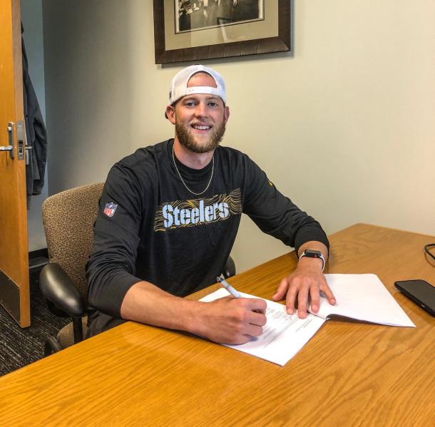 Chris Boswell smiles for the camera as he signs his new Steelers contract | Source: steelers.com