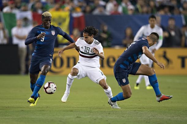 Gyasi Zardes disputando el balón con Diego Lainez | Foto: Federación Mexicana de Fútbol