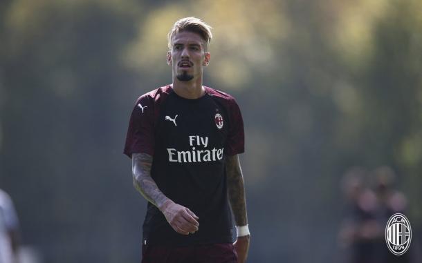 https://twitter.com/acmilan