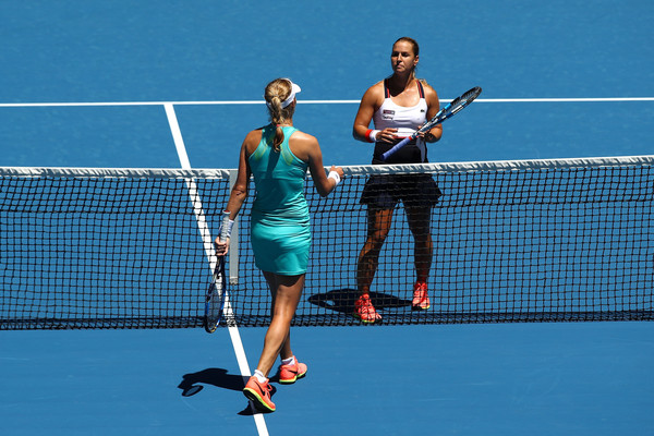 Both players meet at the net after the incredible match | Photo: Clive Brunskill/Getty Images AsiaPac