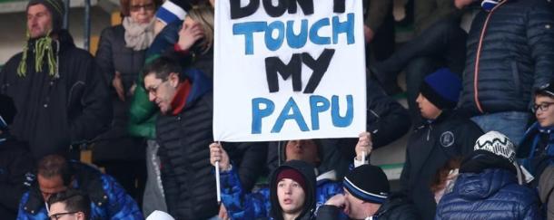 Don't touch my Papu - Uno striscione dei tifosi che evidenzia come il Papu sia amato, www.ecodibergamo.it