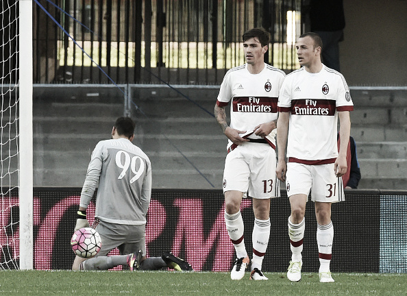 Jogadores do Milan desapontados após o gol de pênalti do Hellas Verona (Foto: Pier Marco Tacca/Getty Images)