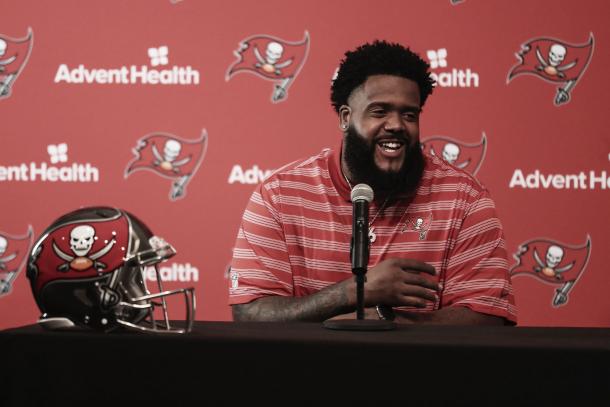 Donovan Smith firmó un contrato millonario y seguirá 3 años más en Tampa (Imagen: Bucs.com)