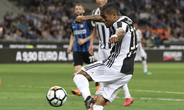 Douglas Costa en el momento de golpear el balón | Foto: Juventus FC