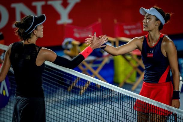 Wang and Muguruza meet at the net for a handshake after the marathon thriller | Photo: Hong Kong Tennis Open, powered by Hong Kong Sony A9 camera