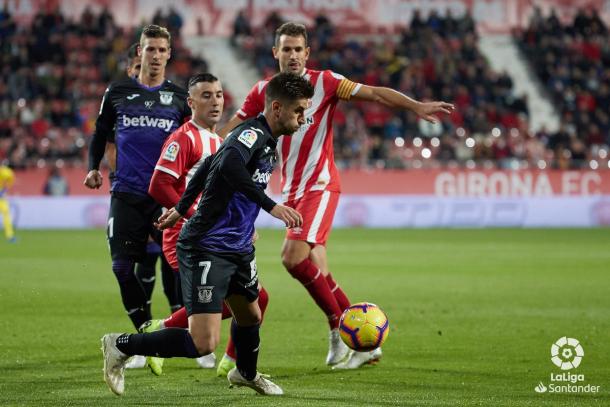 Ojeda tratando de zafarse de sus rivales | Foto: LaLiga Santander