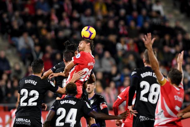 Muniesa tratando de rematar un centro | Foto: Girona FC