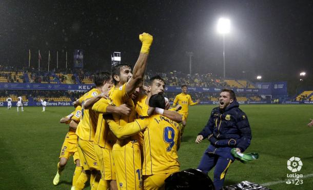 Los jugadores del Alcorcón celebrando el gol de la victoria. Foto: LaLiga1|2|3